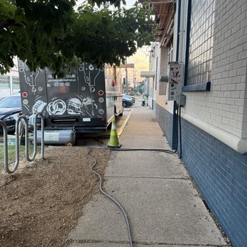 Peticolas Brewing Company - Walkway to food truck - Breweries Near Me - Dallas, Texas