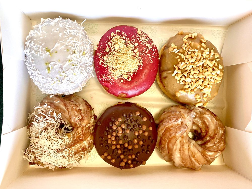 Crave Doughnuts Logo