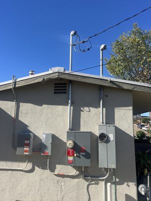 Mendez Electric & Solar Logo