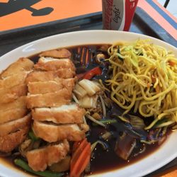 Thai Gourmet - Mittagskarte A1: knuspriges Hähnchen mit Nudeln (6,50 EUR incl. Getränk). Angeblich leicht scharf.