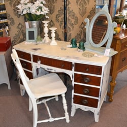 Paint In My Hair - Lots of shabby chic furniture and décor!