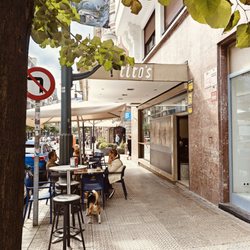 Cafeteria Tito's - Der kleine Außenbereich an der Straße