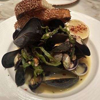 Leuca - Clams and mussels - Italian Near Me - Brooklyn, New York