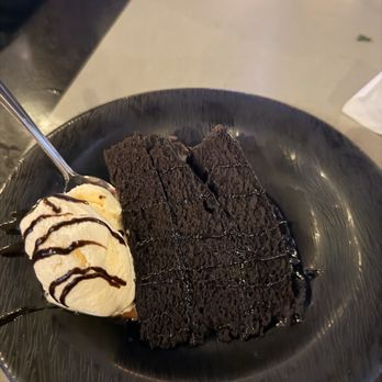 Buffalo Wild Wings - Ghirardelli Chocolate Chunk Brownie - Sports Bars Near Me - Linden, New Jersey