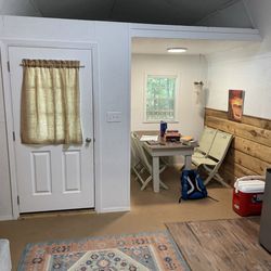 Agapo' Retreat - The Creek Cabin entrance & breakfast/dining area