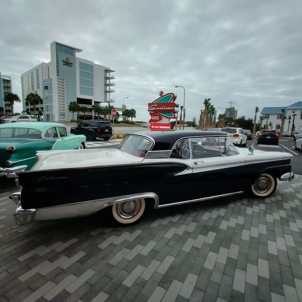 Sunliner Diner - Cars out front od diner - Diners Near Me - Orange Beach, Alabama Sunliner Diner - Cars out front od diner - Diners Near Me - Orange Beach, Alabama