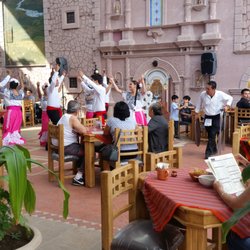Mi Pueblito San Miguel - Disfruta tus alimentos mientras ves al Ballet Folklórico. Área infantil, bar. Comparanos