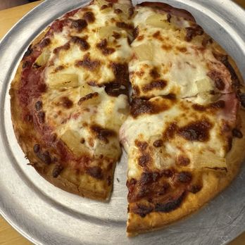 Center Pivot Restraurant And Brewery - Hawaiian pizza - Brewpubs Near Me - Colby, Kansas