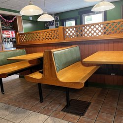 St. Johnsbury House of Pizza - Comfortable seating
