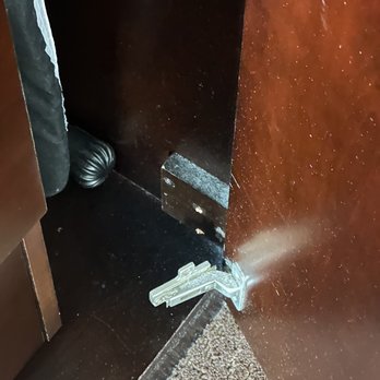 Hilton Baton Rouge Capitol Center - Broken door. My son scratched his leg. - Hotels Near Me - Baton Rouge, Louisiana