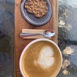 Reformanda - Chai latte con una galleta de avena