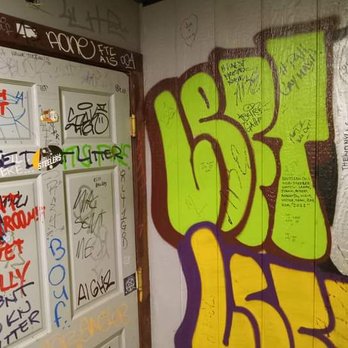 Lefty's - Men's Room - Dive Bars Near Me - Pittsburgh, Pennsylvania