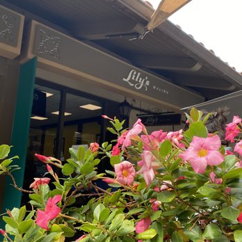Lily's Malibu - Outside patio - Burgers Near Me - Malibu, California Lily's Malibu - Outside patio - Burgers Near Me - Malibu, California