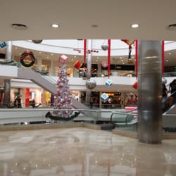 Plaza Galerías - La tradicional decoración cambia con la estación.