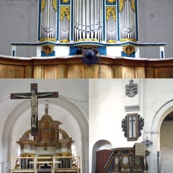St. Marien und Willebrord - Der Altar in der Restauration, die Kanzel und oben die Orgel in den Farben derer von Bismarck  blau, weiß und gold