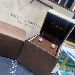 VVS DIAMONDS SHINING BRILLIANTLY! VVS DIAMONDS SHINING BRILLIANTLY!