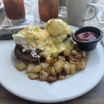 Mauka Bar and Grill - Makua Eggs Benedict - Cocktail Bars Near Me - Kamuela, Hawaii