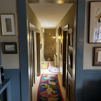 The Chestnut House - Upstairs hallway - Hotels Near Me - Nantucket, Massachusetts The Chestnut House - Upstairs hallway - Hotels Near Me - Nantucket, Massachusetts