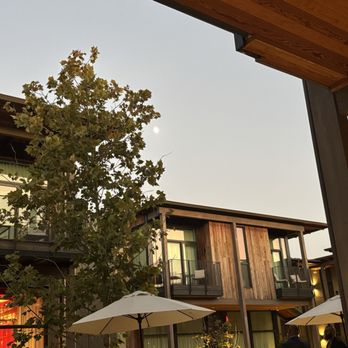 Perseid - Beautiful evening at Perseid! (View from patio towards Saint Augustine Lounge) - Breakfast & Brunch Near Me - Houston, Texas Perseid - Beautiful evening at Perseid! (View from patio towards Saint Augustine Lounge) - Breakfast & Brunch Near Me - Houston, Texas