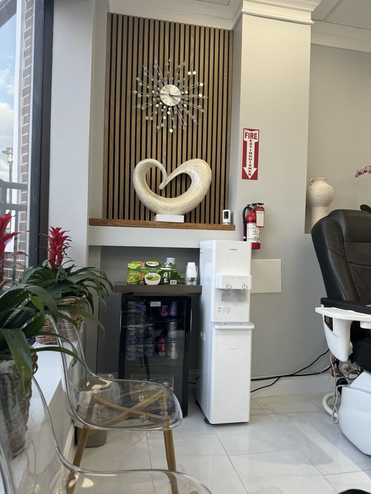 Luv Nail Bar Logo