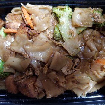 3 Seasons Thai Bistro - The See Ew noodles with tofu - Thai Near Me - Oakland, California