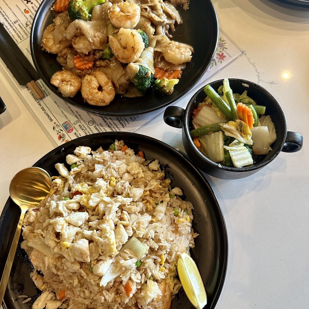 Linjee Thai - Top - pad see ew minus the egg Bottom - Linjee style friend rice with crab and a side of stir fried vegetables - Thai Near Me - Alexandria, Virginia Linjee Thai - Top - pad see ew minus the egg Bottom - Linjee style friend rice with crab and a side of stir fried vegetables - Thai Near Me - Alexandria, Virginia