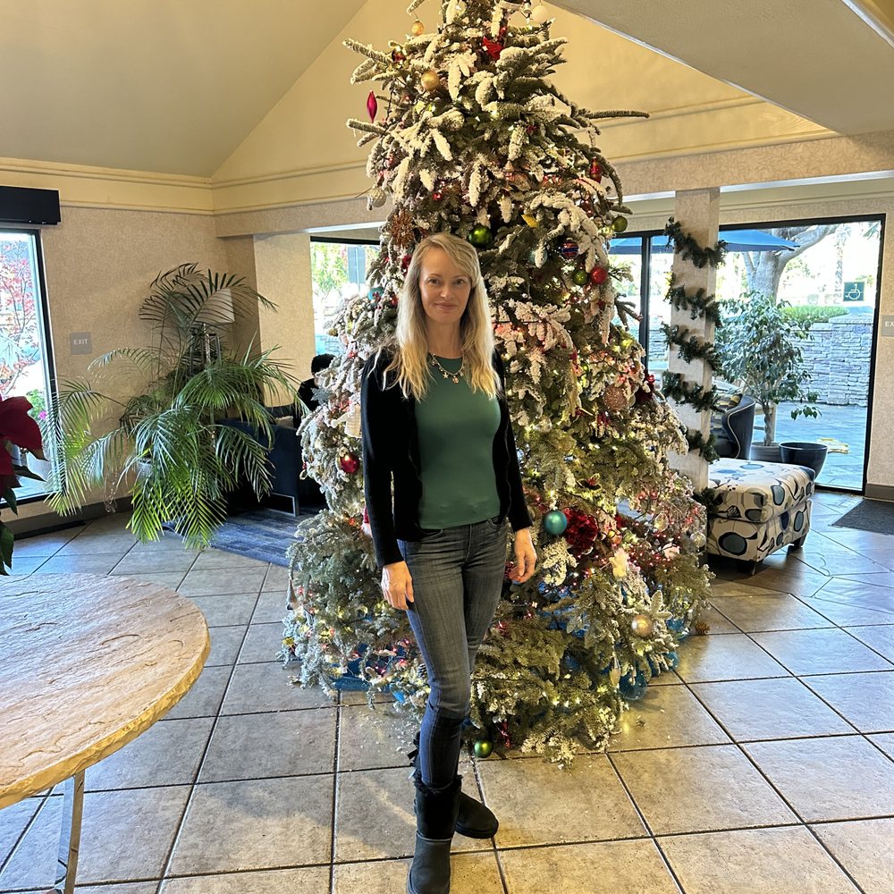 Maple Tree Inn - Beautifully decorated for the holidays - Hotels Near Me - Sunnyvale, California Maple Tree Inn - Beautifully decorated for the holidays - Hotels Near Me - Sunnyvale, California