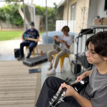 Musicman in a Van - Teaching a music workshop with some students - Private Tutors Near Me Musicman in a Van - Teaching a music workshop with some students - Private Tutors Near Me