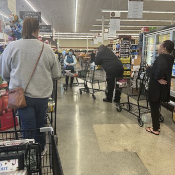 Vons - People waiting in line with only 2 check stands open during rush hour. - Grocery Near Me - Pasadena, California