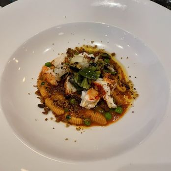 Le St-Urbain - Cavatelli au safran, homard des îles de la Madeleine, petits pois et sauce piquante au jambon speck - French Near Me - Montreal, Quebec Le St-Urbain - Cavatelli au safran, homard des îles de la Madeleine, petits pois et sauce piquante au jambon speck - French Near Me - Montreal, Quebec