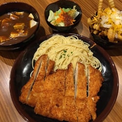 Hurry Curry of Tokyo - Seattle - Chicken Katsu with Spaghetti, curry with an add on of tofu, salad and the curry cheese fries! Yummmm!!!