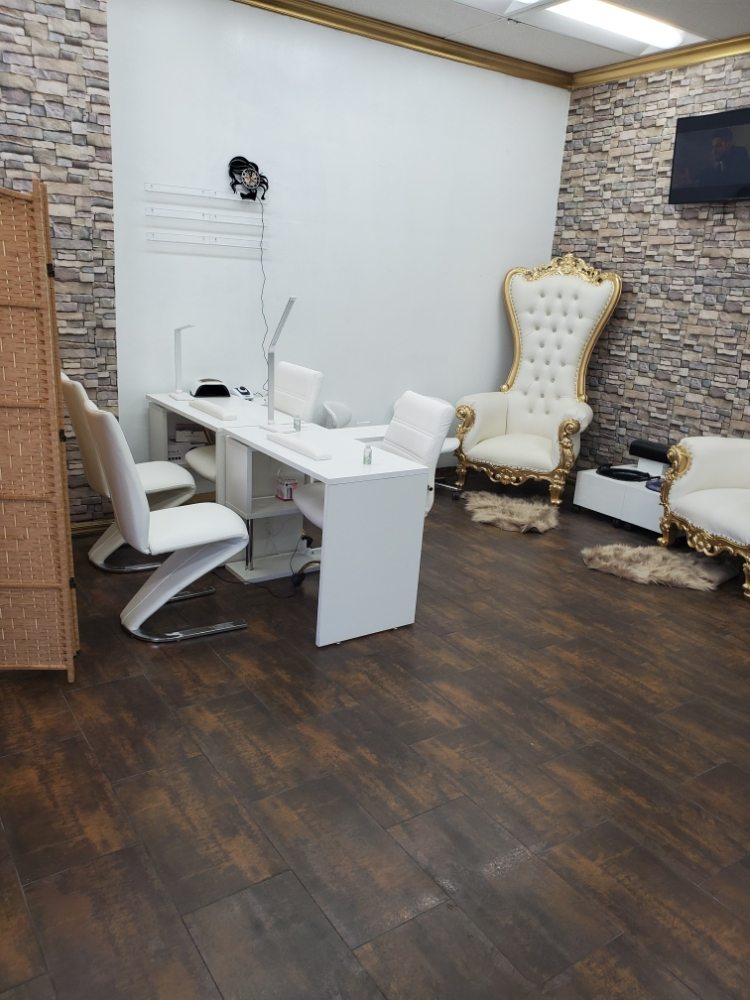 Attractive Beauty Salon Studio Logo