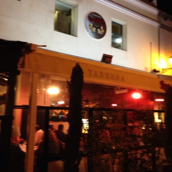 Los Gallos - La fachada nocturna de "Los Gallos" - Mediterranean Near Me - Madrid, M
