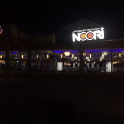 Noori - Außenansicht vom Parplatz bei Nacht