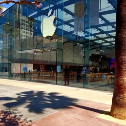 Exterior photo of Apple Third Street Promenade - Santa Monica, California Exterior photo of Apple Third Street Promenade - Santa Monica, California