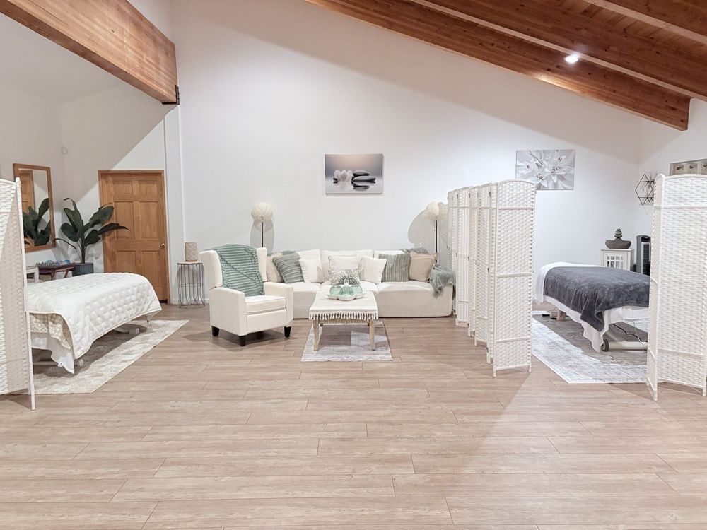 Lily Summit Bodywork Logo