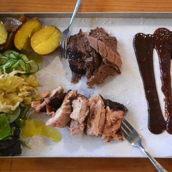 Big Stuff Smoked BBQ - Big Stuff Smoked BBQ | Kleine Platte | 2x Fleisch 3x Soßen & Beilage | 12€ - Barbeque Near Me - Berlin, BE