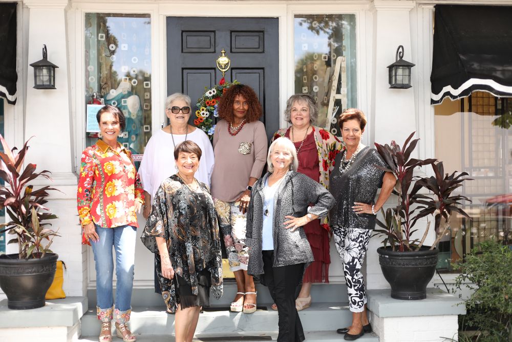 Bungalow Boutique and Gifts Logo