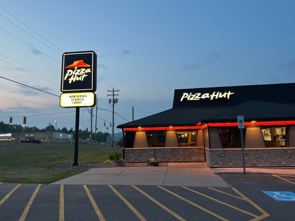 PIZZA HUT Updated September 2024 1001 W Memorial Rd, Houghton