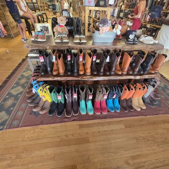 Allens Boots - Men's Clothing Near Me - Fredericksburg, Texas