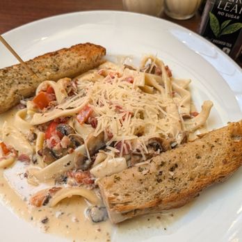 Razzís Pizzería - Pasta with garlic bread - Pizza Near Me - Seattle, Washington Razzís Pizzería - Pasta with garlic bread - Pizza Near Me - Seattle, Washington