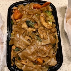 Yummy Thai - Chicken drunken noodles .