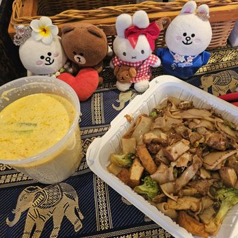 Thai Vientiane Restaurant - Yellow curry and Pad see ew... yummy! - Thai Near Me - Urban Honolulu, Hawaii Thai Vientiane Restaurant - Yellow curry and Pad see ew... yummy! - Thai Near Me - Urban Honolulu, Hawaii