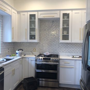 Diamond Remolding - White Shaker cabinets and backsplash - Electricians Near Me - Chicago, Illinois Diamond Remolding - White Shaker cabinets and backsplash - Electricians Near Me - Chicago, Illinois