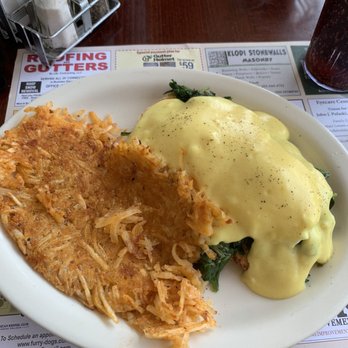 Kitchen 64 - Eggs Benedict Florentine with hash browns - Breakfast & Brunch Near Me - Middlebury, Connecticut