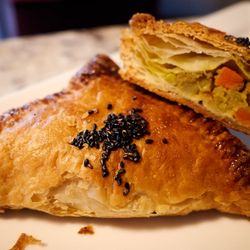 Anh Chi Em Bakery - Puff pastry - curry (interior)
