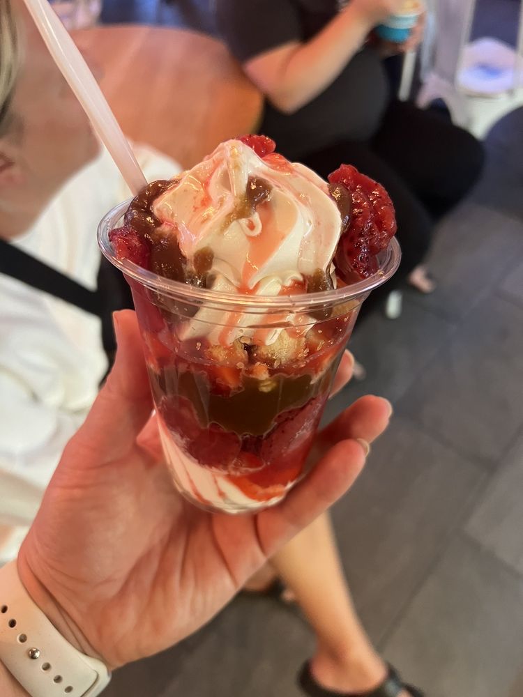 Creemee Ice Cream Parlor Logo