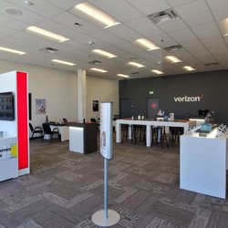 Verizon - Wide angle shot of the store by the new Galaxy S10+