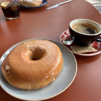 Farggi - Glazed doughnut and Cafe Americano - Cafeteria Near Me - Barcelona, B Farggi - Glazed doughnut and Cafe Americano - Cafeteria Near Me - Barcelona, B
