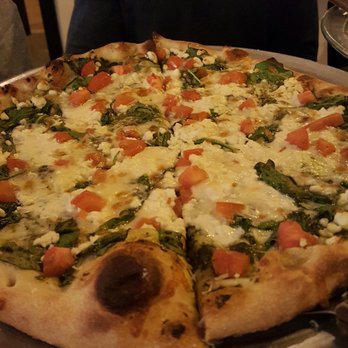 Craft Pizza - Spinach pesto, goat cheese and tomato pizza (farm pizza) - Pizza Near Me - Chicago, Illinois